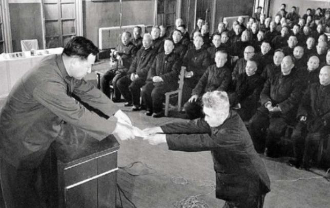 1975年，82岁的毛主席突然说：功德林里的国民党战犯，都放了算了，这些人一个不
