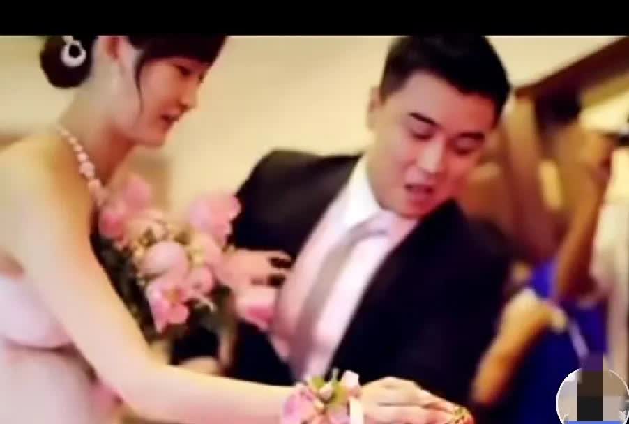 王皓和闫博雅结婚时，作为伴郎的张继科一直忙前忙后，简直比自己结婚还高兴。

