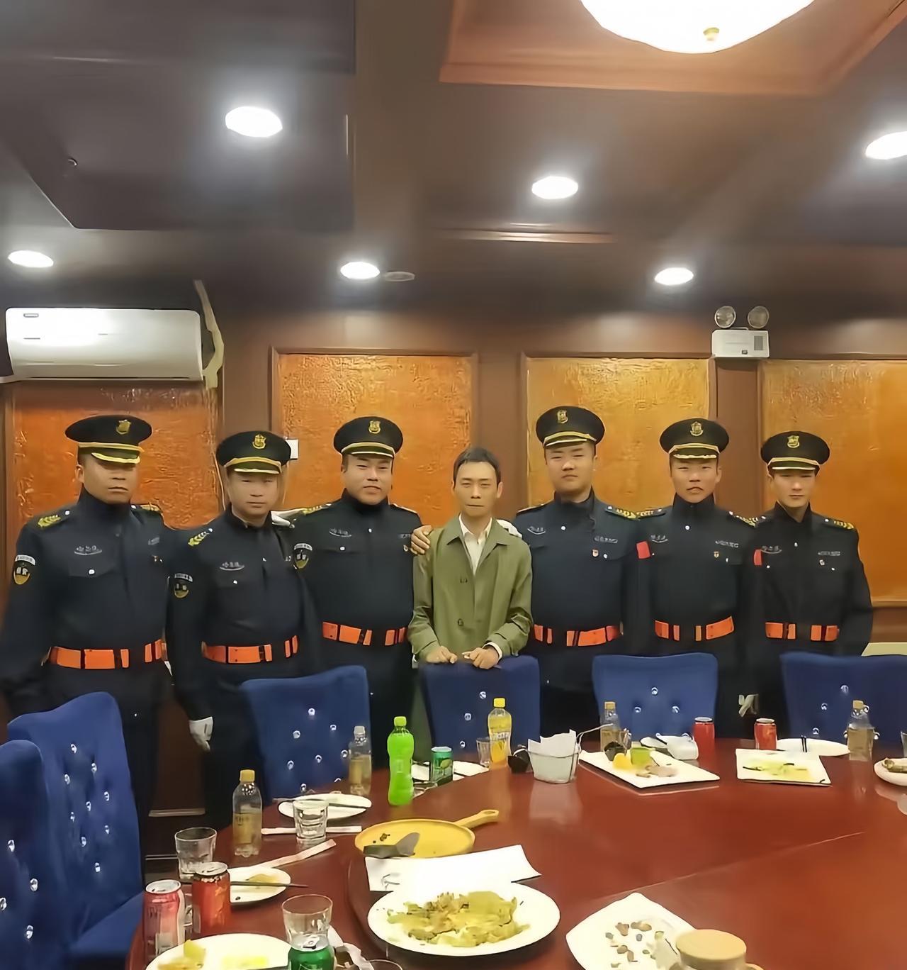 这恐怕是张译最不想看到的照片吧[灵光一闪]
表情看上去就不大愿意，他甚至为了不被