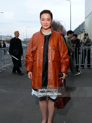 贾玲看着也不会瘦，就是很壮，身材比例五五分，小腿也不细，眼神犀利很强势，再也没有