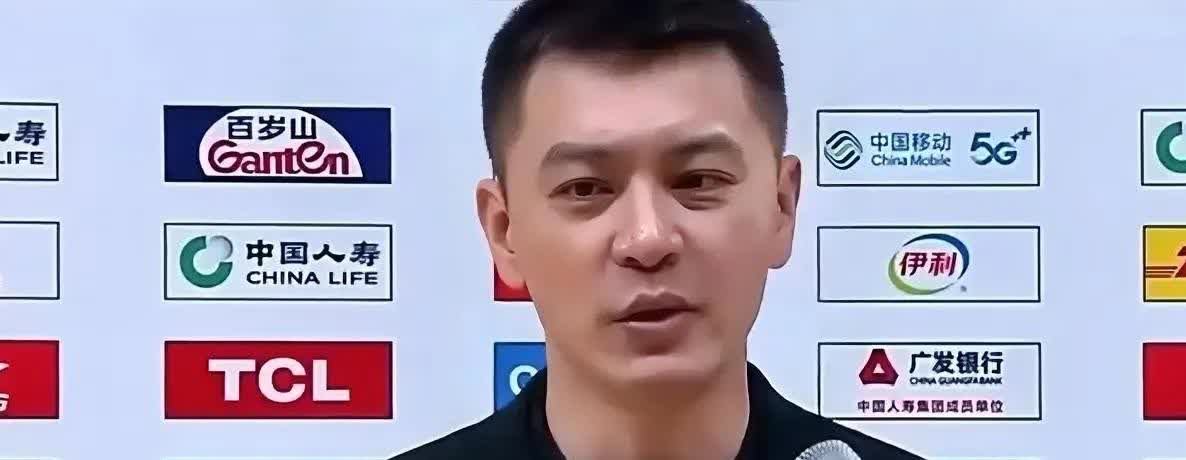 俗话说：兵不在多而在精！ 将不在勇而在谋！ 辽篮客战同曦，杨鸣只会在场边跳舞给裁