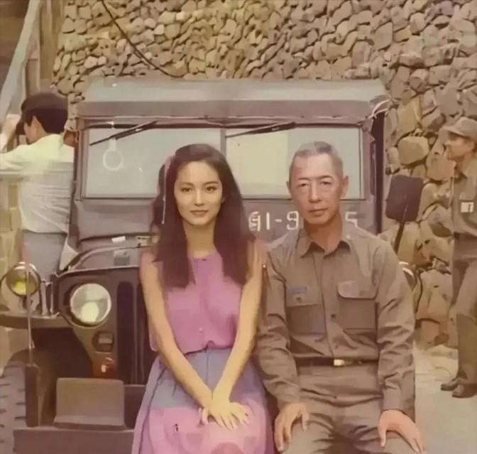 1990年，林青霞在大陆拍戏期间，回长春寻找失散四十年的姐姐林莉，然而看到眼前的
