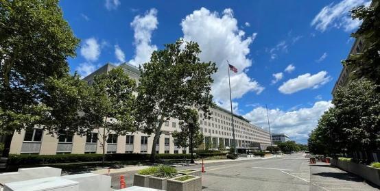 【特朗普刚宣布对全球加税，又对美国在华雇员全面下达禁令】
不得不说，特朗普上台后