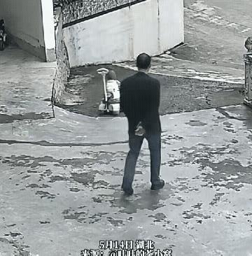 老头悠闲自得、闲庭信步、气定神闲，让他带孩子，只有血的教训吸取。