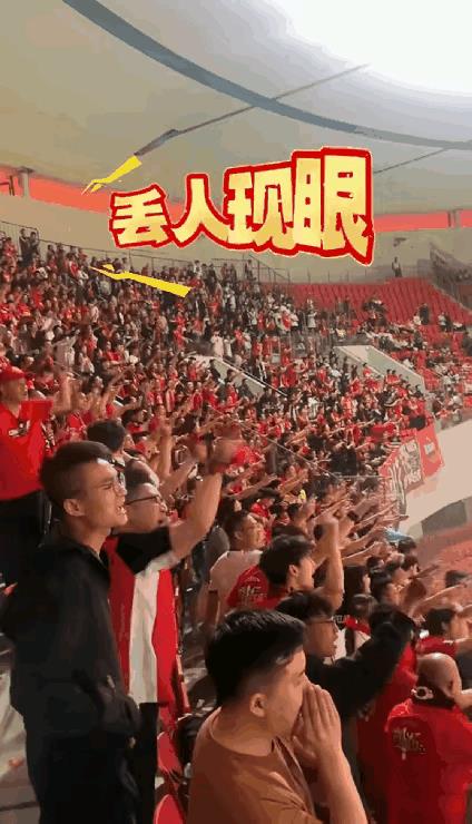 国家足球队队员郑智在一次比赛中失利，郑智被现场球迷齐喊“丢人现眼”。他满脸崩溃，