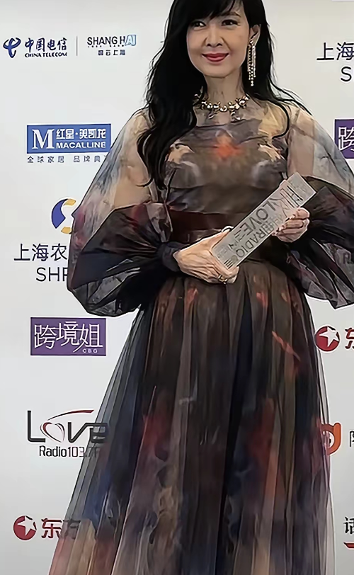看到周慧敏这组照片后，
我立刻下定了决心：
回去第一件事，就是把家里那些带蕾丝拼