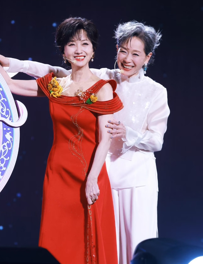 现在全网最伤心的就是80后90后吧！

不是因为叶童宣布不参与《新白》演唱会
