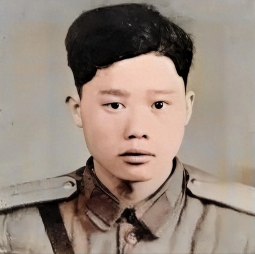 1951年，志愿军战士潘天炎因为肚子疼去附近的草丛解决，回来后却意外发现阵地上空
