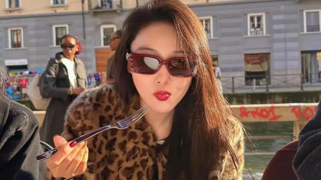 张馨予豹纹披萨街头炫耀！顶级女星反差可爱让人惊讶不已
