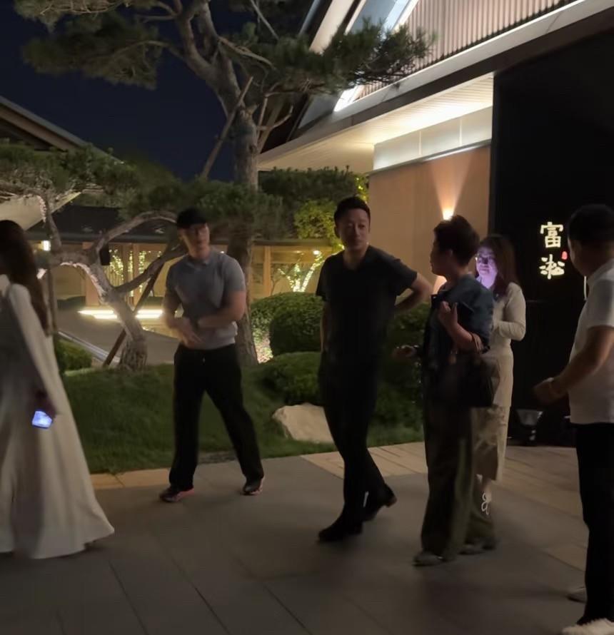 汪小菲果然还是听从了马筱梅的想法！
一大早就看见有网友在晒和汪小菲的合影，汪小菲