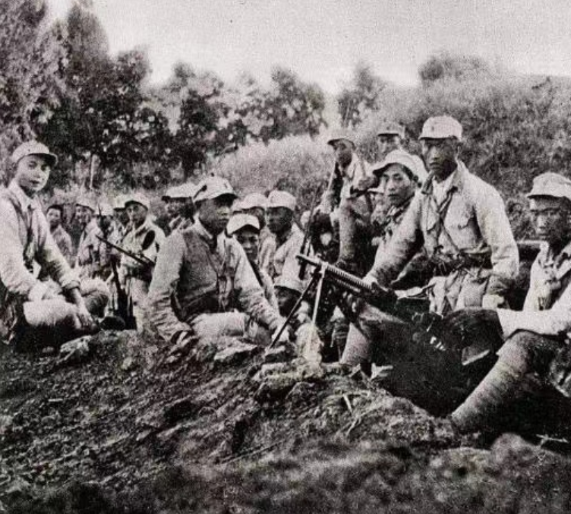 1942年，在日军海州战俘营里，5个看守日军正在喝酒吃肉，角落里一名躺在地上的八