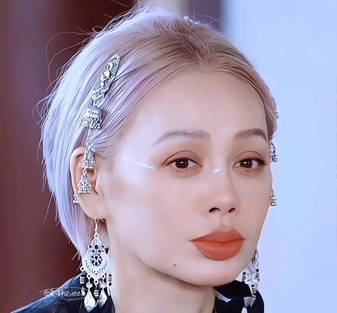 终于知道53岁的宁静为啥不结婚！
不是没人馋她身子，
而是她有一个非常重要的