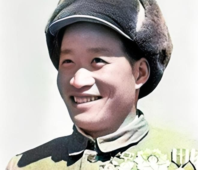 1964年，毛主席去看望抗美援朝中奇袭白虎团的英雄排长，发现对方还只是副连长，甚