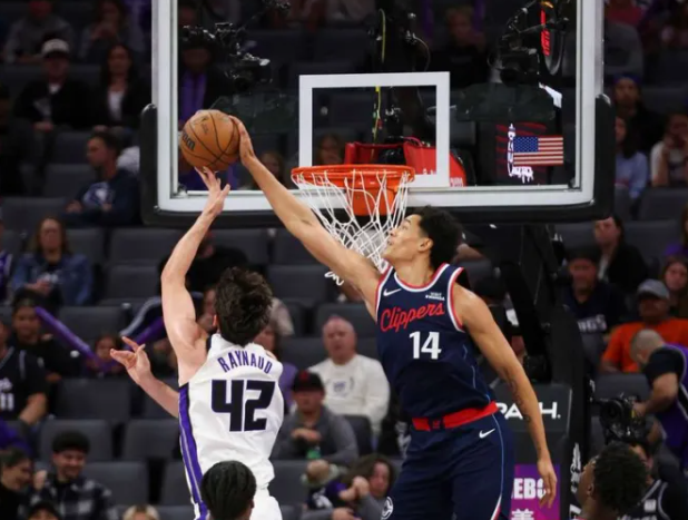 NBA常规赛，快船118-101战胜爵士。
全场比赛，尼德豪泽出战27分钟，7中