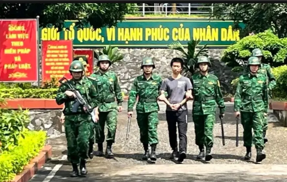 胆子真大也无德！1名中国人用2万假人民币在越南换越盾，老街国际口岸附近区域，一名