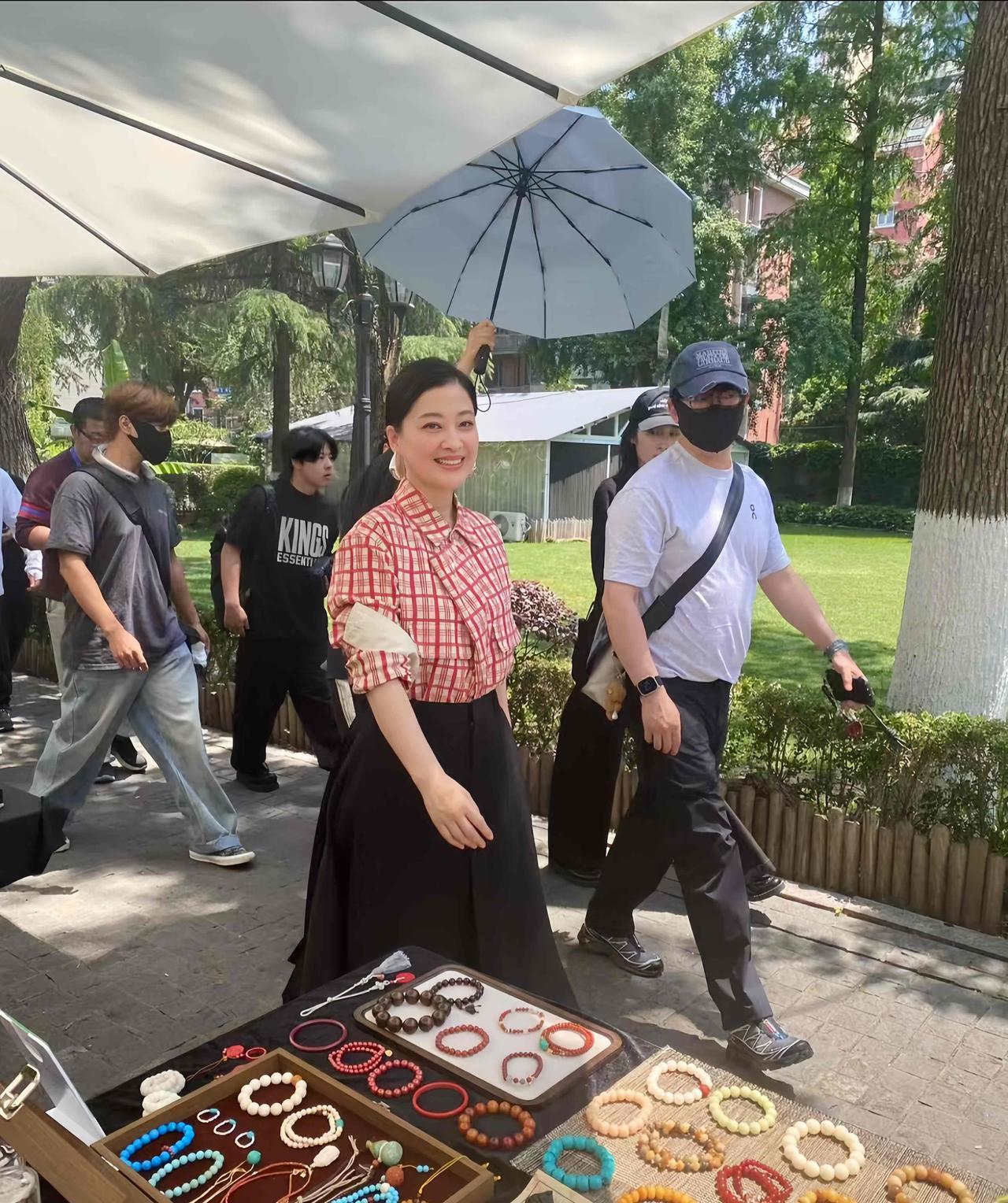 前段时间，梅婷回老家南京，走路笑容灿烂，感觉空气都是甜的。
50岁梅婷这状态，真