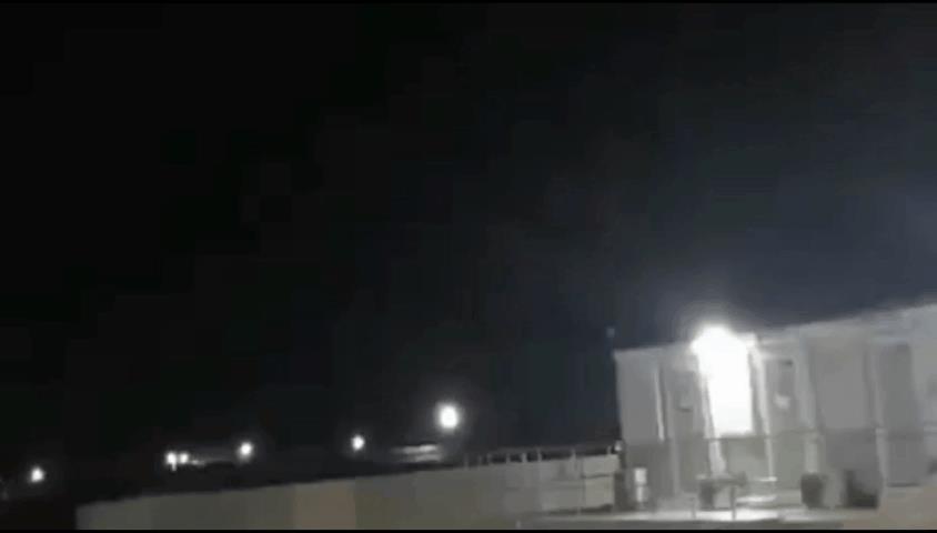 #伊朗袭击美军基地# 伊拉克艾因阿萨德基地遭到无人机袭击！