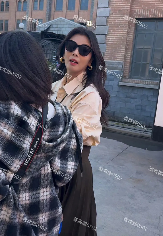 遇到刘涛了，本人很瘦气质挺好，打扮简洁大方从头到脚都很精致，但是真人不年轻皮肤略