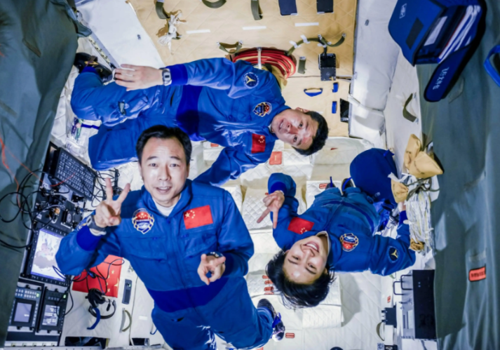 为什么大家都不提中国空间站了？没脸提，跟国际空间站差距太大。
 
国际空间站确实