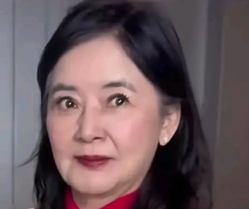 林青霞的长像我觉得实际上与人们的赞誉相比没那么夸张，但有一个特点是双下巴！[大笑