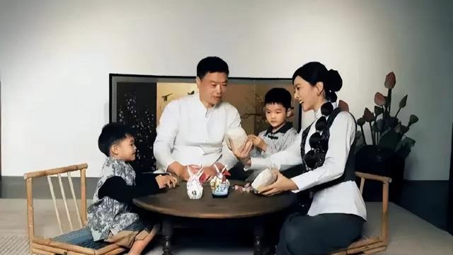 离开央视后的李思思，忙着接各种商演、也自己做直播、拍vlog