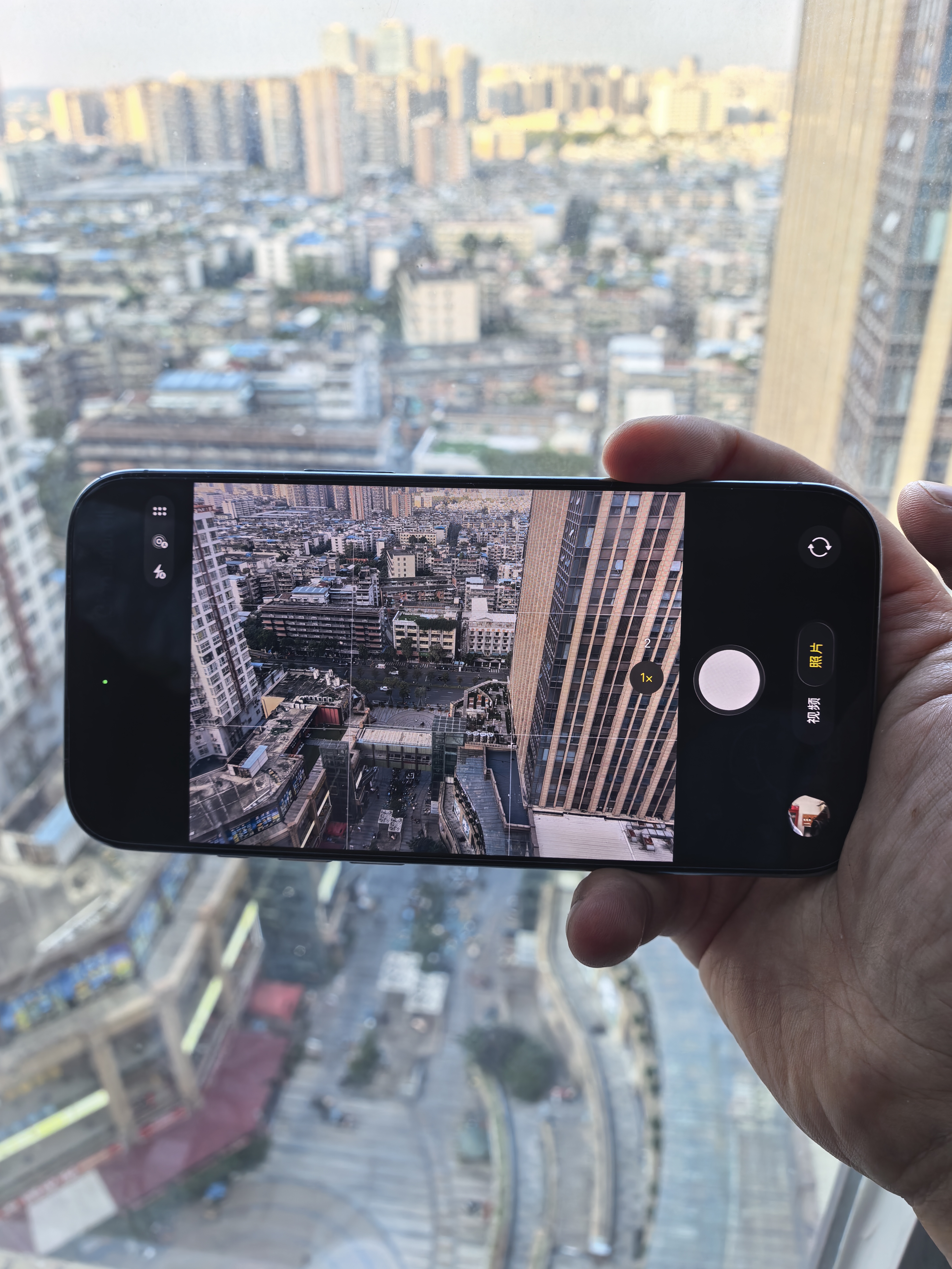 昨天去营业厅办移动eSIM，比预想中简单不少，全程五分钟搞定。无需取出旧SIM卡