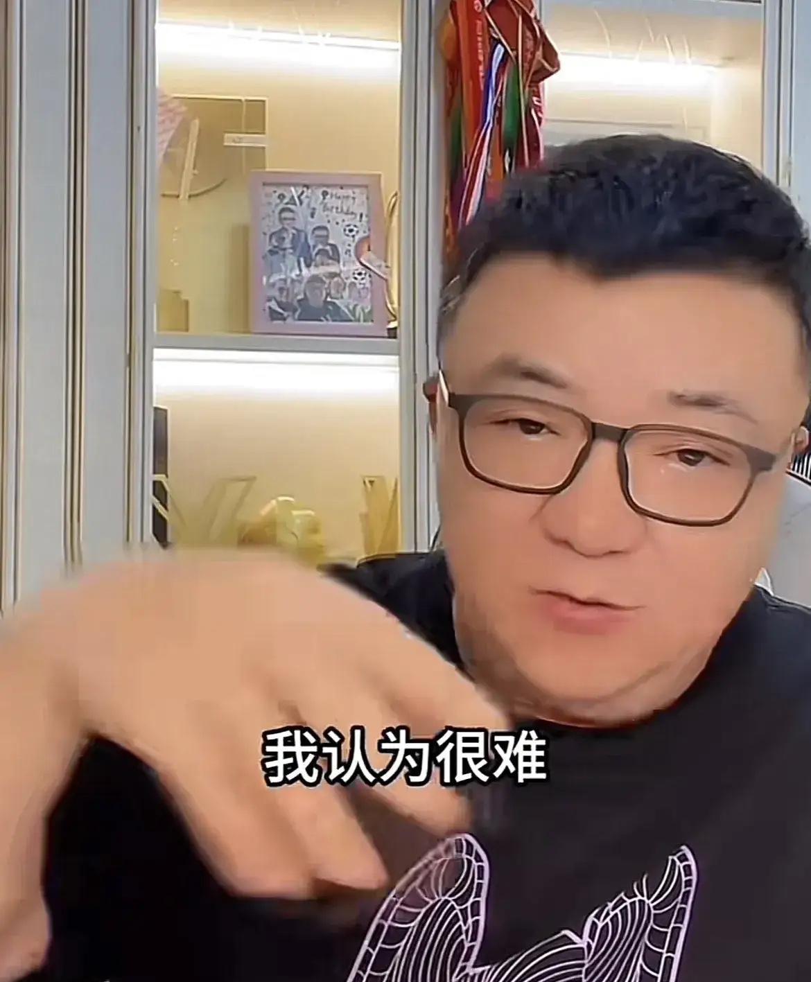 黄建祥和董路根本就不懂球，还以为申花是纯菱形中场
司机在中场和边后卫上的指挥变化