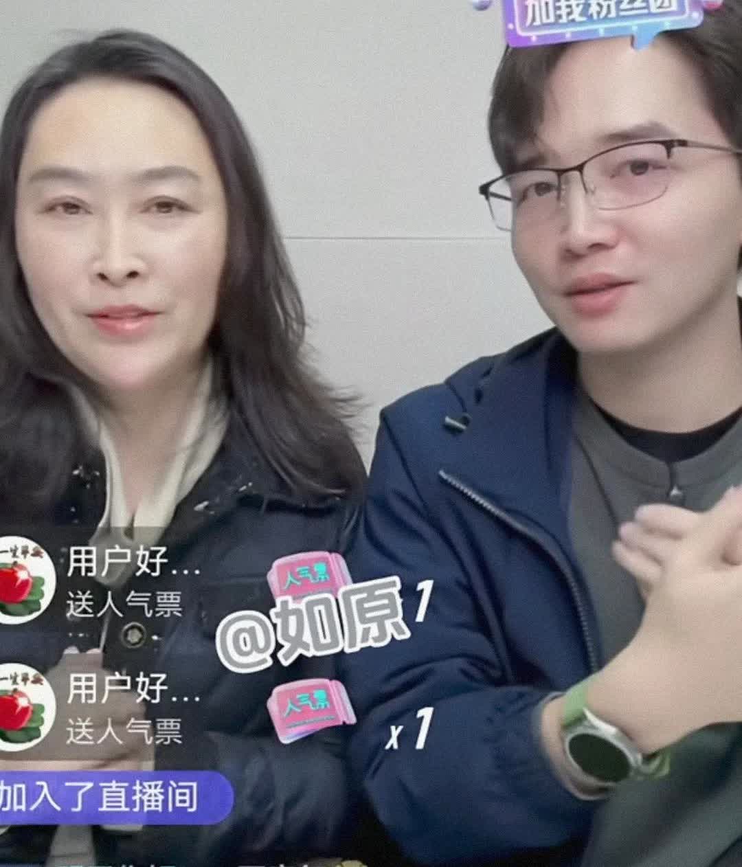 格局都是委屈撑大的！
最近邓博经常在妈妈面前谈及养父母，网友说邓博妈妈格局大，