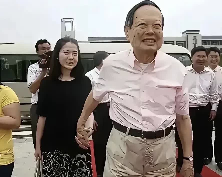 翁帆真的好憔悴
照片中，翁帆的皱纹真的多了好多，而且整个人肉眼可见的疲惫，眼里