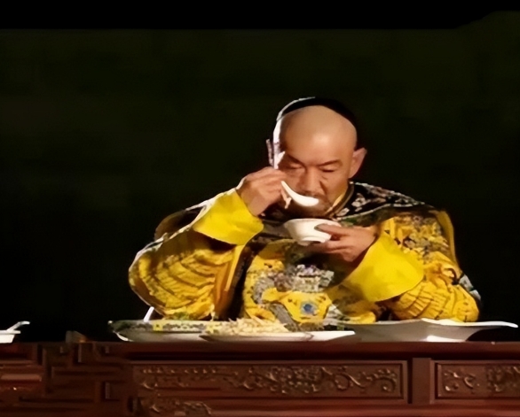 一天，六十多岁的康熙喝完鹿血，感到浑身燥热，正准备翻嫔妃的牌子。谁知，李德全扑腾