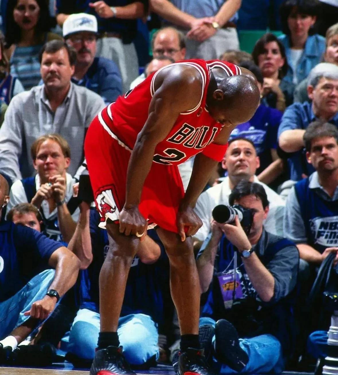 如果把乔丹放在如今的NBA，一座总冠军都拿不到了!
懂球的都知道，90年代的乔丹