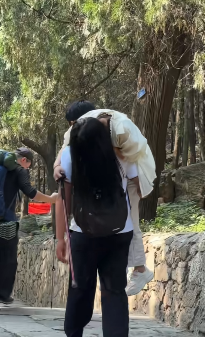 能来爬泰山的人还是有点东西的 上山五个半小时 下山三个半小时 咋没人扛我呀 ！