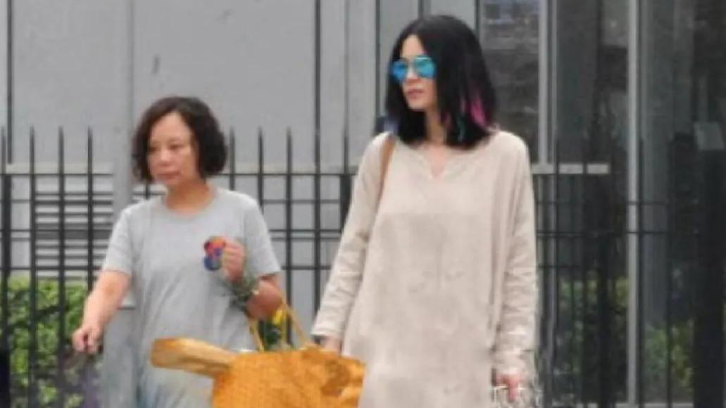 王菲北京街头被偶遇！穿“麻袋裙”引人侧目却毫不在乎，54岁美得松弛又高级