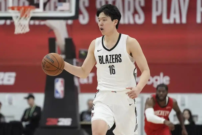 NBA夏季联赛开拓者对阵火箭
第四节比赛中，杨瀚森击地妙传险些失误，卡顿空切拿球