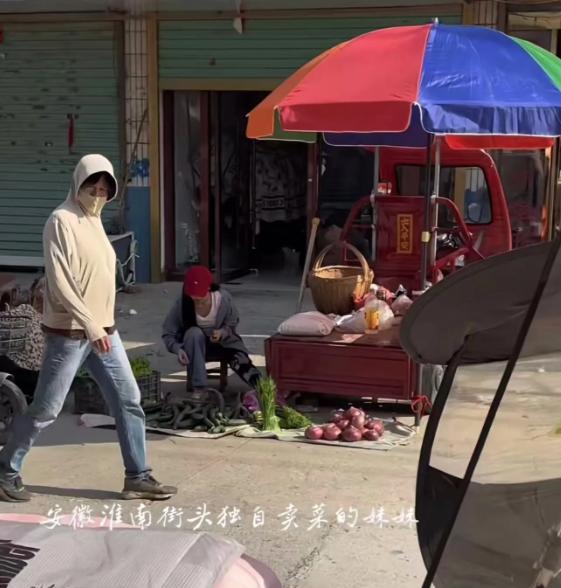 厄运专挑苦命人！安徽淮南，女孩在路边卖黄瓜，男子买了一把却给她转了8万！原来，女