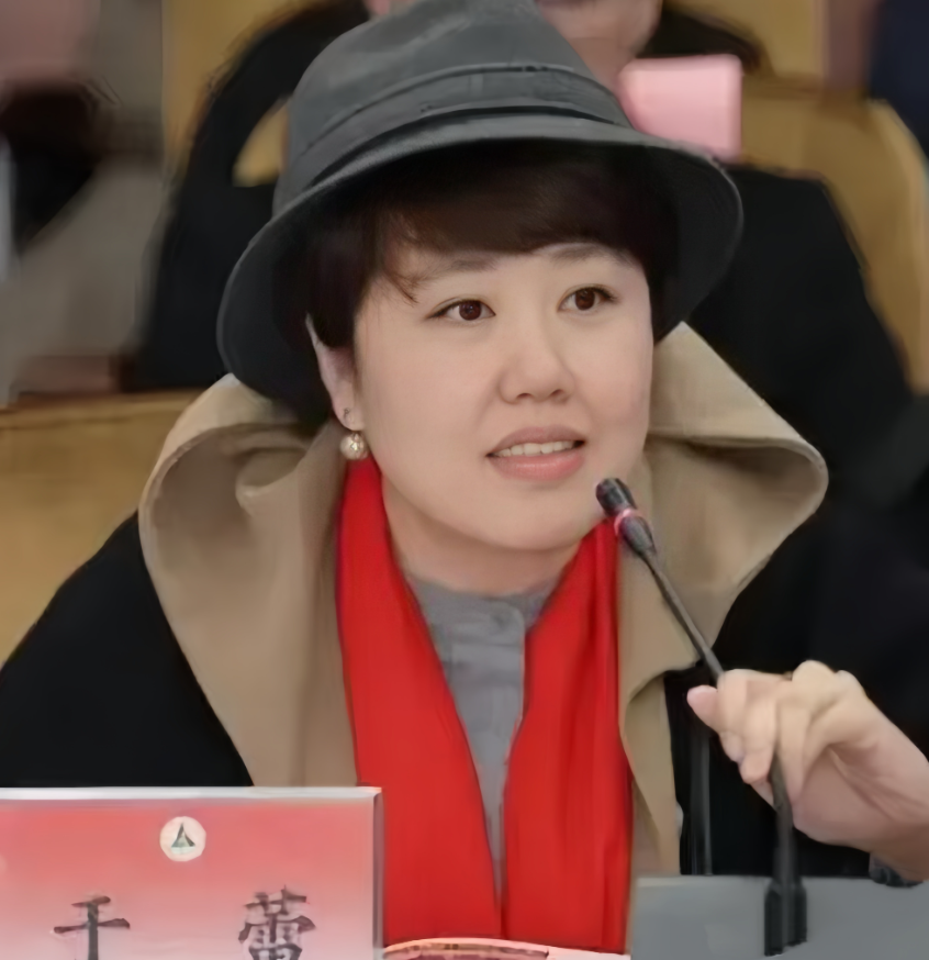 现在全网压力最大的就是于蕾了，
不是因为在观礼现场表演了戏剧，
而是明年春晚她怕
