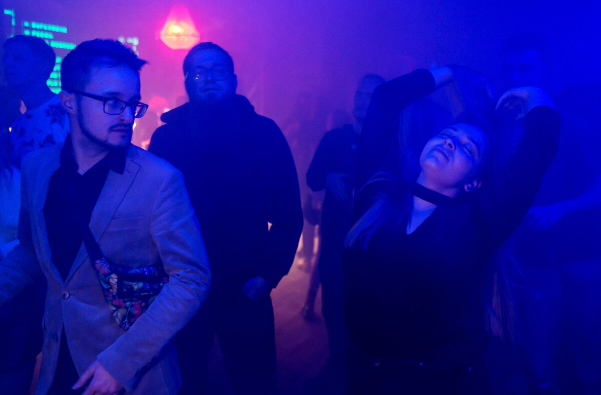 2022 年 2 月 5 日， 乌克兰基辅， 人们在舞厅里跳舞。 