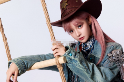 西部牛仔造型太适合马年了，粉发增添甜美元素，牛仔帽自带飒爽气场，红绳一系将好运锁