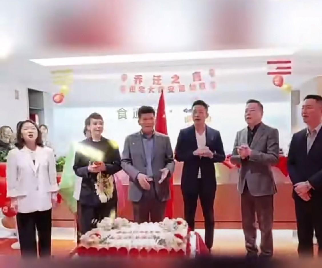 你们发现了吗
自从小玥儿和霖霖来到北京，汪小菲就像打了鸡血一样，不知疲惫为何物了