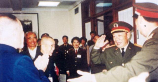 1964年毛主席提个问题，肖华答不上，急电济南军区：我要找杨育才
杨育才1926