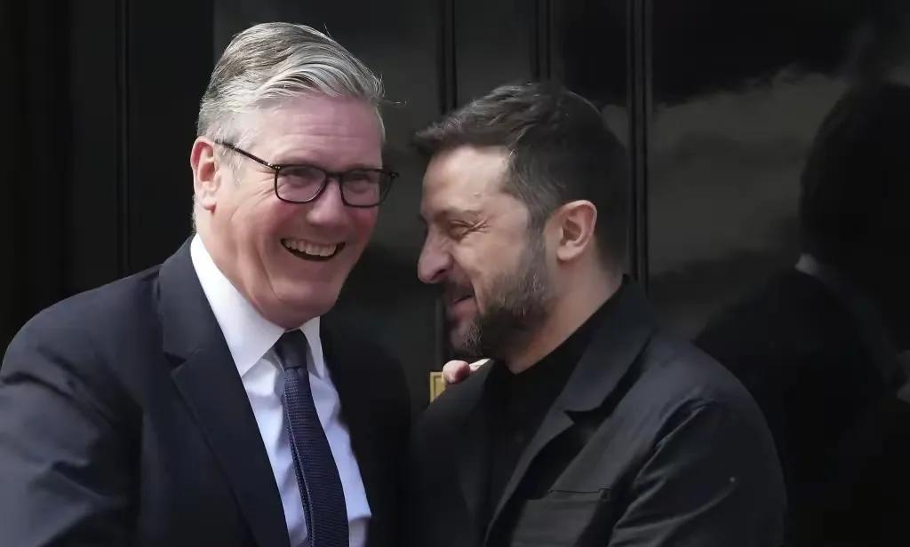 俄罗斯被英国已经是咬牙切齿，英国首相斯塔默已经承认将可能为乌克兰提供三百五十枚防