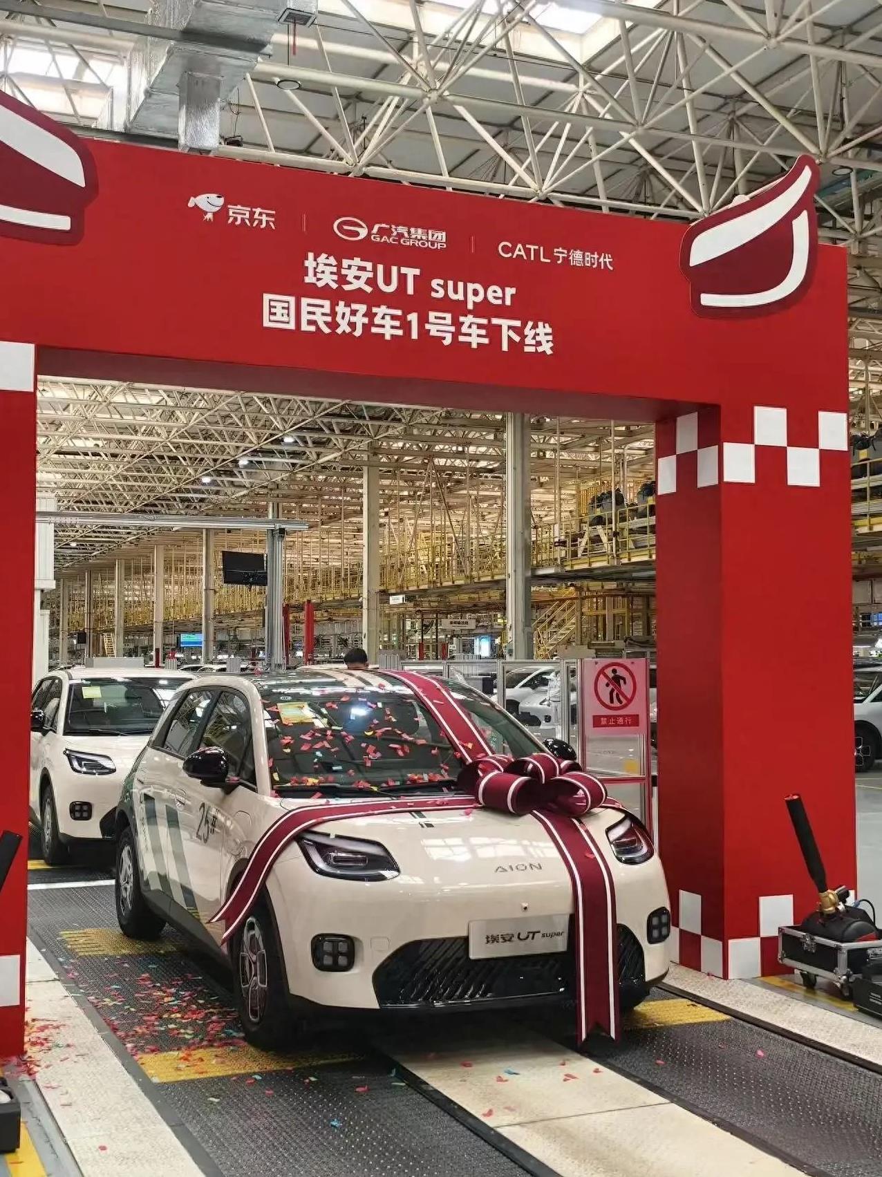 刘强东曾经说不要跟雷军比营销。如今东哥这波造车造势把雷总的“流量密码”玩的透透的