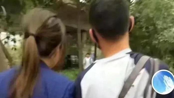 谢浩男妈妈首次现身送学，背后的故事究竟如何？