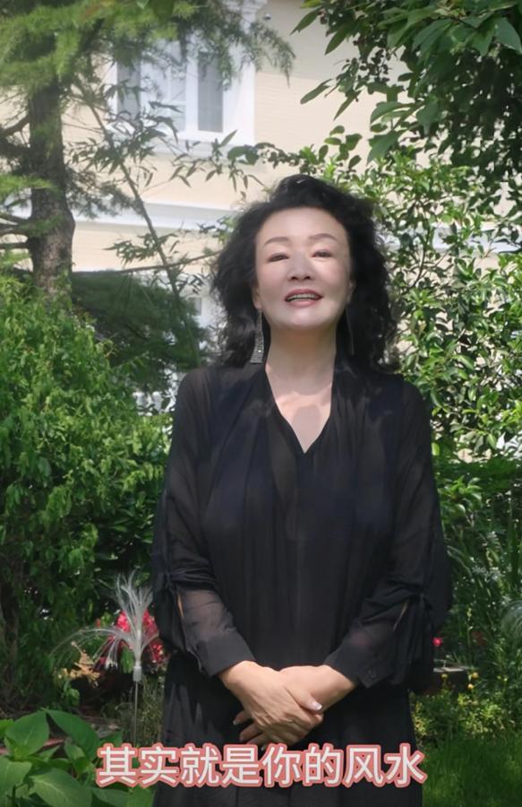 张兰这回应整得挺有水平，大红衣裳配金句一套套的。婚礼现场四合院整挺低调，俩孩子撒