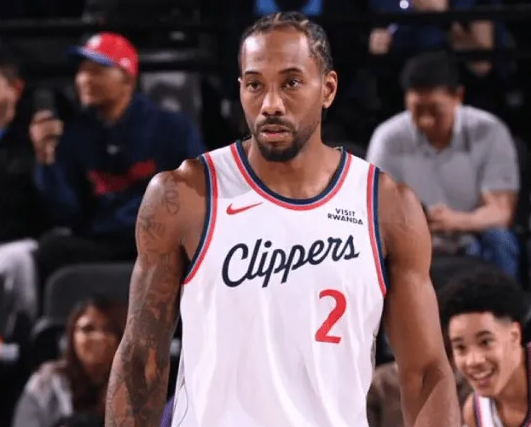 NBA常规赛，快船118-101战胜爵士。
本场比赛，快船队球员科怀-伦纳德出场