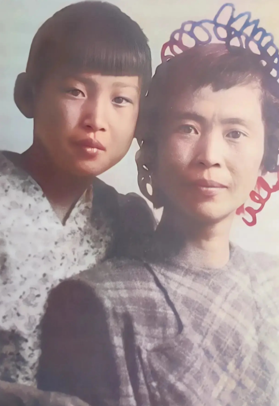 李敏与妈妈贺子珍的一张合影，二人当时在苏联，过得很艰辛！

一张拍摄于 1946