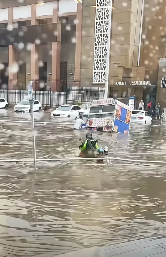 昨天，张家口市一场大雨，使城市变成了一片汪洋。是雨太大之过吗？是的，雨确实不小，