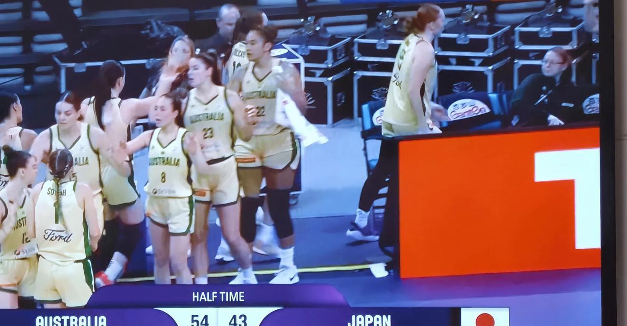 54：43，澳大利亚与日本队的女篮亚洲杯决赛上半时打得不可开交，田中心19分入账