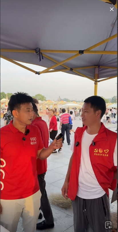 这个小伙子，把褚会长感动了！

他就是荣昌本地的一个卖水的小伙子，因为前段时间荣