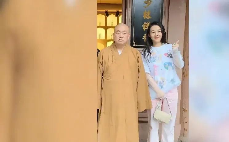 惊呆！少林方丈释永信“夫人”同框照曝光？
哇塞！少林寺方丈释永信被曝与“夫人”同